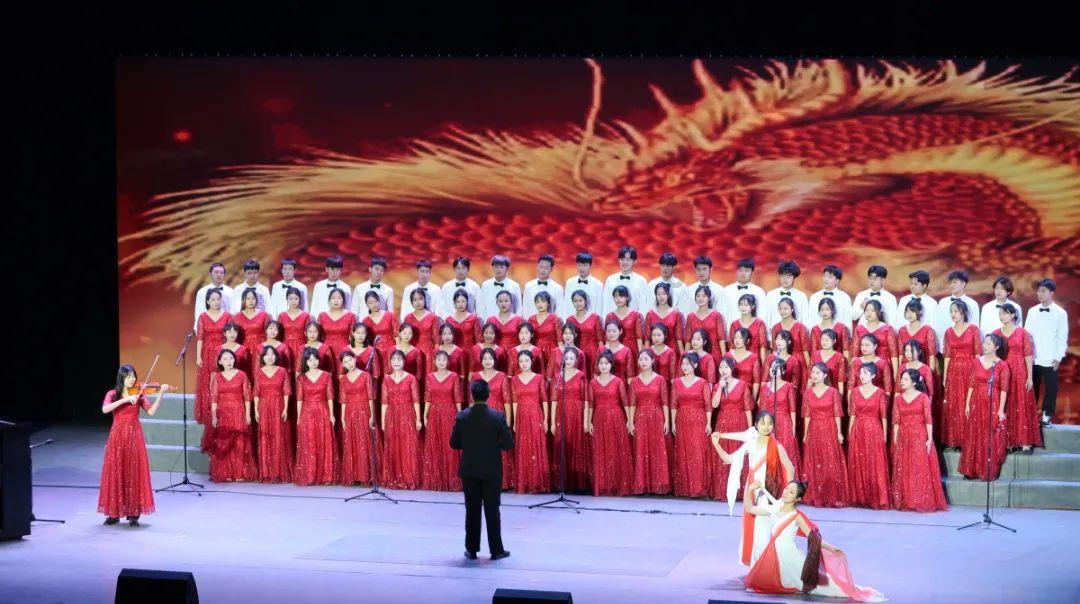 小个子要想穿裙子好看又显高，需要掌握哪些技巧和方法？游戏画面